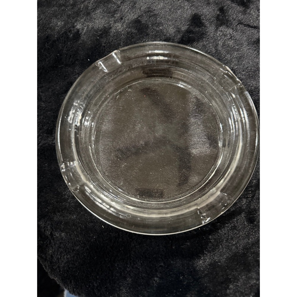 Ash tray round, clear glass and a smooth central basin 4 cigar rests